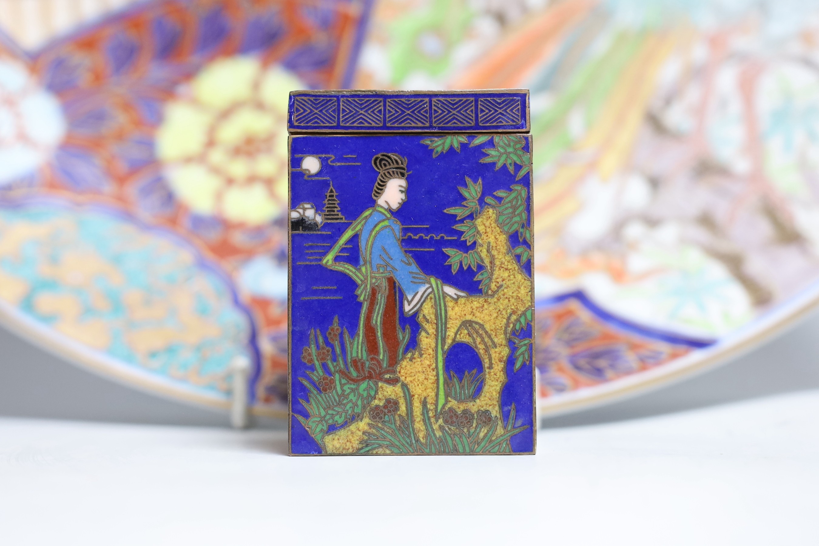 A large Imari charger and cloisonne box, charger 40cms diameter